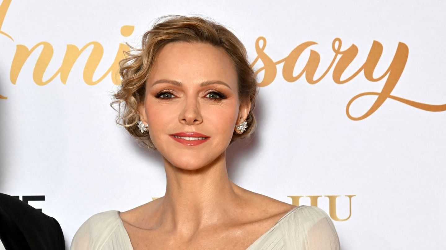 charlene-monaco-aufmacher-pantone-cloud-dancer