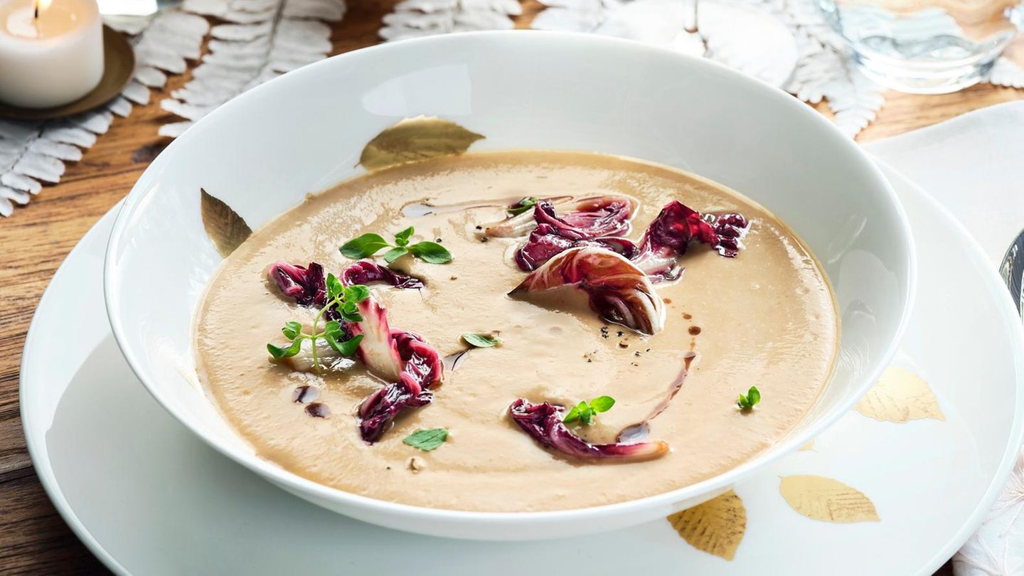 eut2022012052-maronen-gewuerz-suppe-mit-radicchio