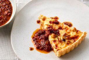 eut202310096-kichererbsen-quiche-mit-cranberry-salsa