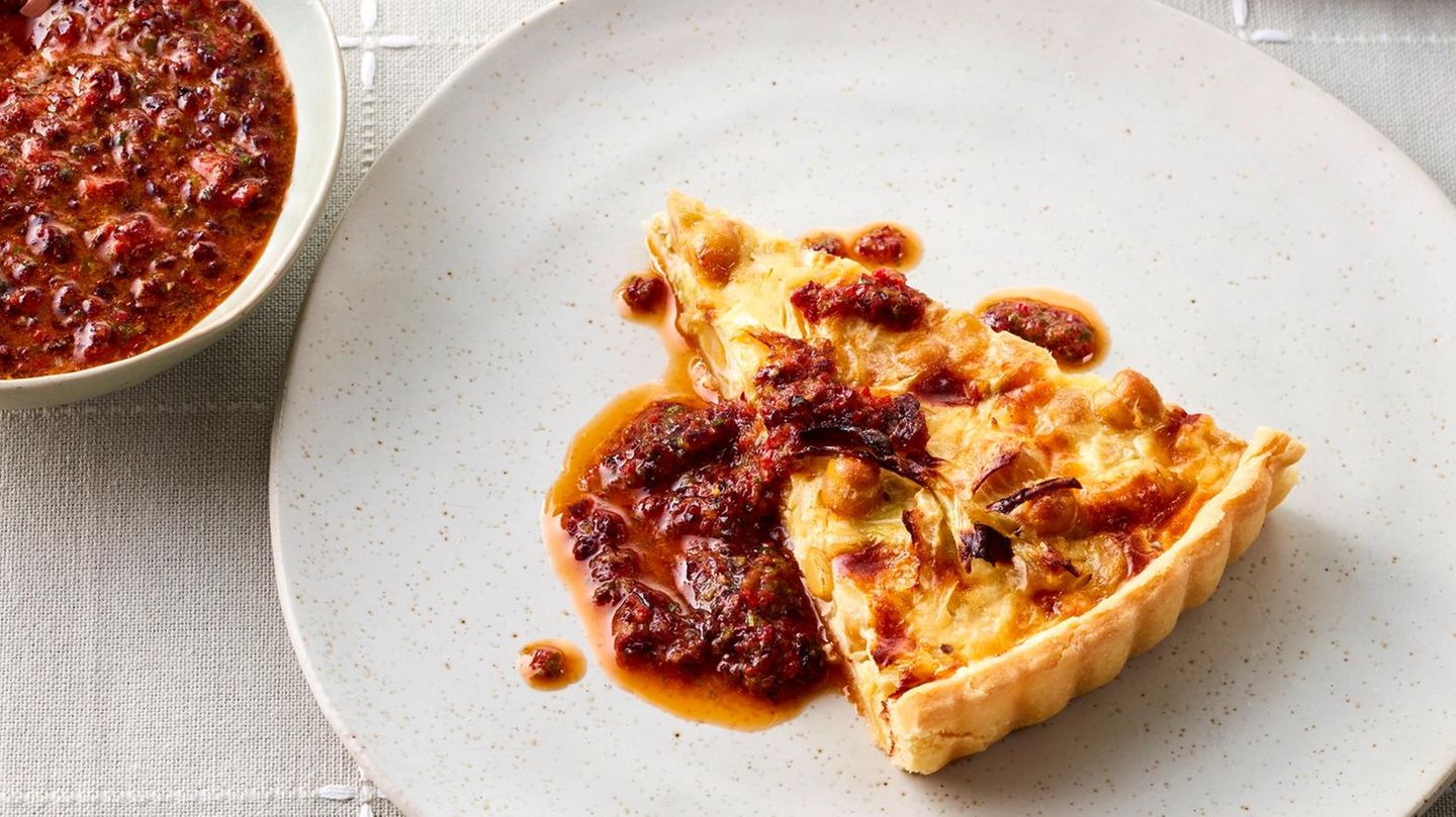 eut202310096-kichererbsen-quiche-mit-cranberry-salsa