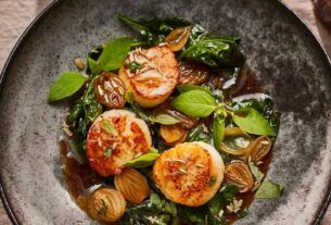 eut202401038-jakobsmuscheln-mit-spinat-und-perlzwiebeln