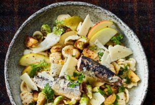 eut202401118-pasta-salat-mit-rosenkohl-apfel-und-sardinen