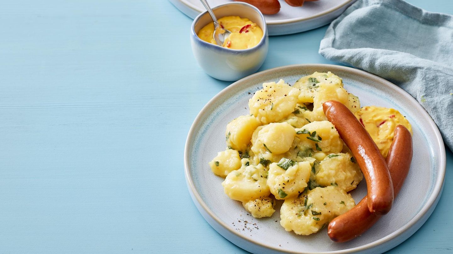 fjt202112090-cremiger-kartoffelsalat-mit-wienern-und-kaese-dip