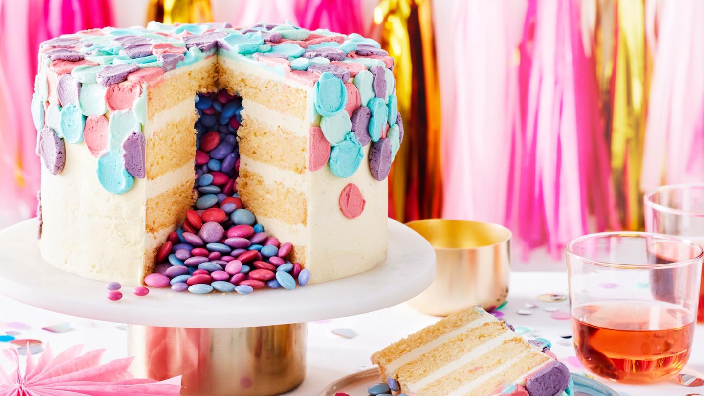 fjt202303060-surprise-cake