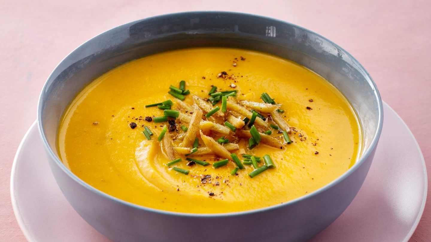 fjt202303108-moehren-ingwer-suppe