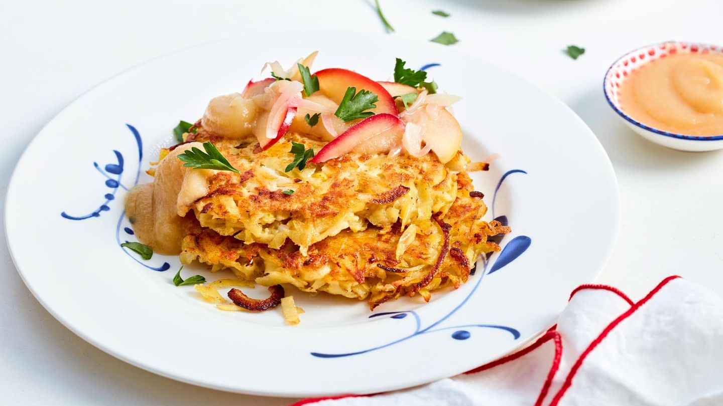 fjt202310034-kartoffelpuffer-mit-gebratenen-aepfeln