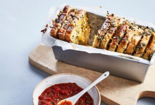 fjt202311056-schnelles-knoblauch-zupfbrot-mit-tomatendip