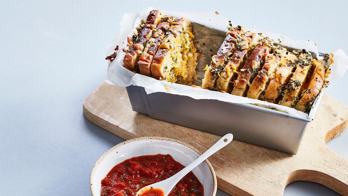 fjt202311056-schnelles-knoblauch-zupfbrot-mit-tomatendip