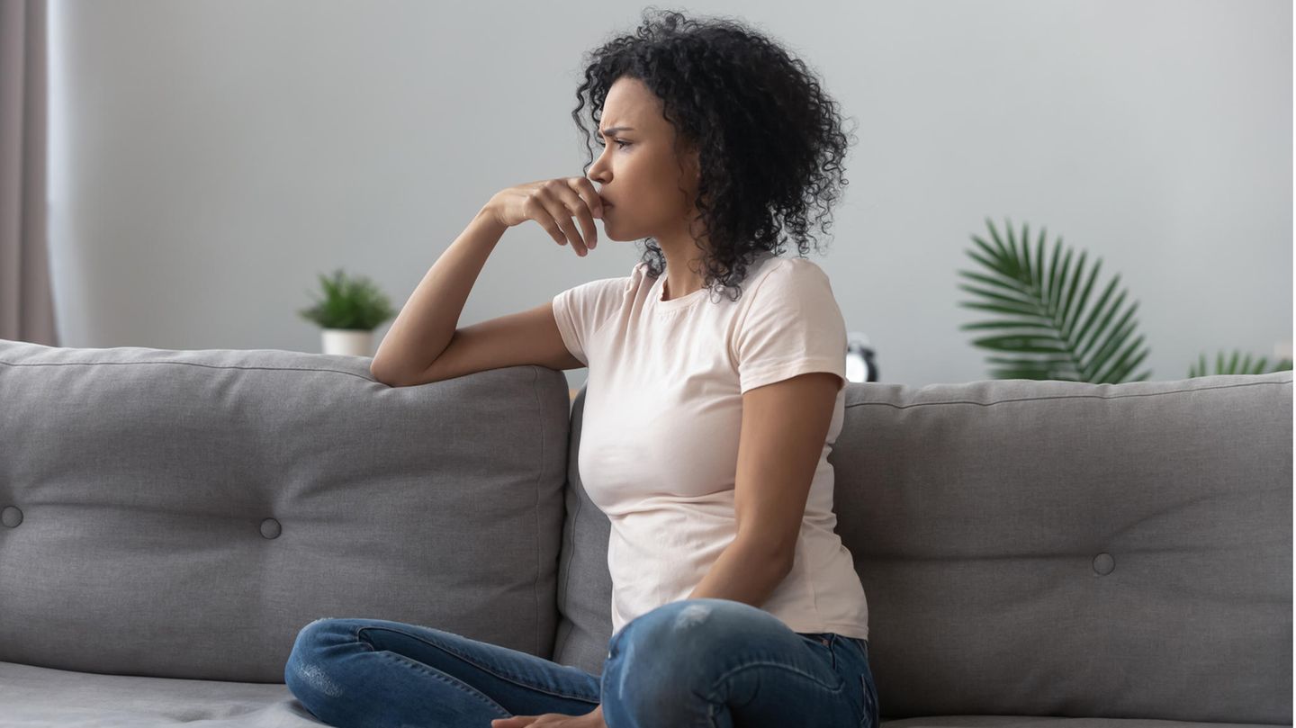 frau-krank-sofa-anzeichen-zu-wenig-bewegung