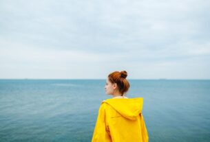 frau-meer-loslassen-schwerfallen-psychologie