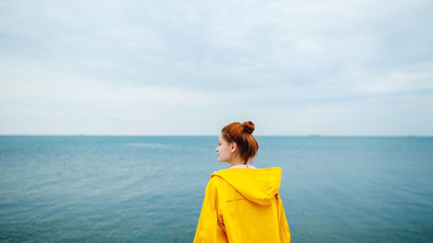 frau-meer-loslassen-schwerfallen-psychologie