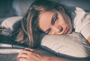 frau-wach-bett-305630861