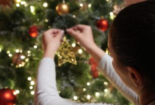 frau-weihnachtsbaum-1830120771