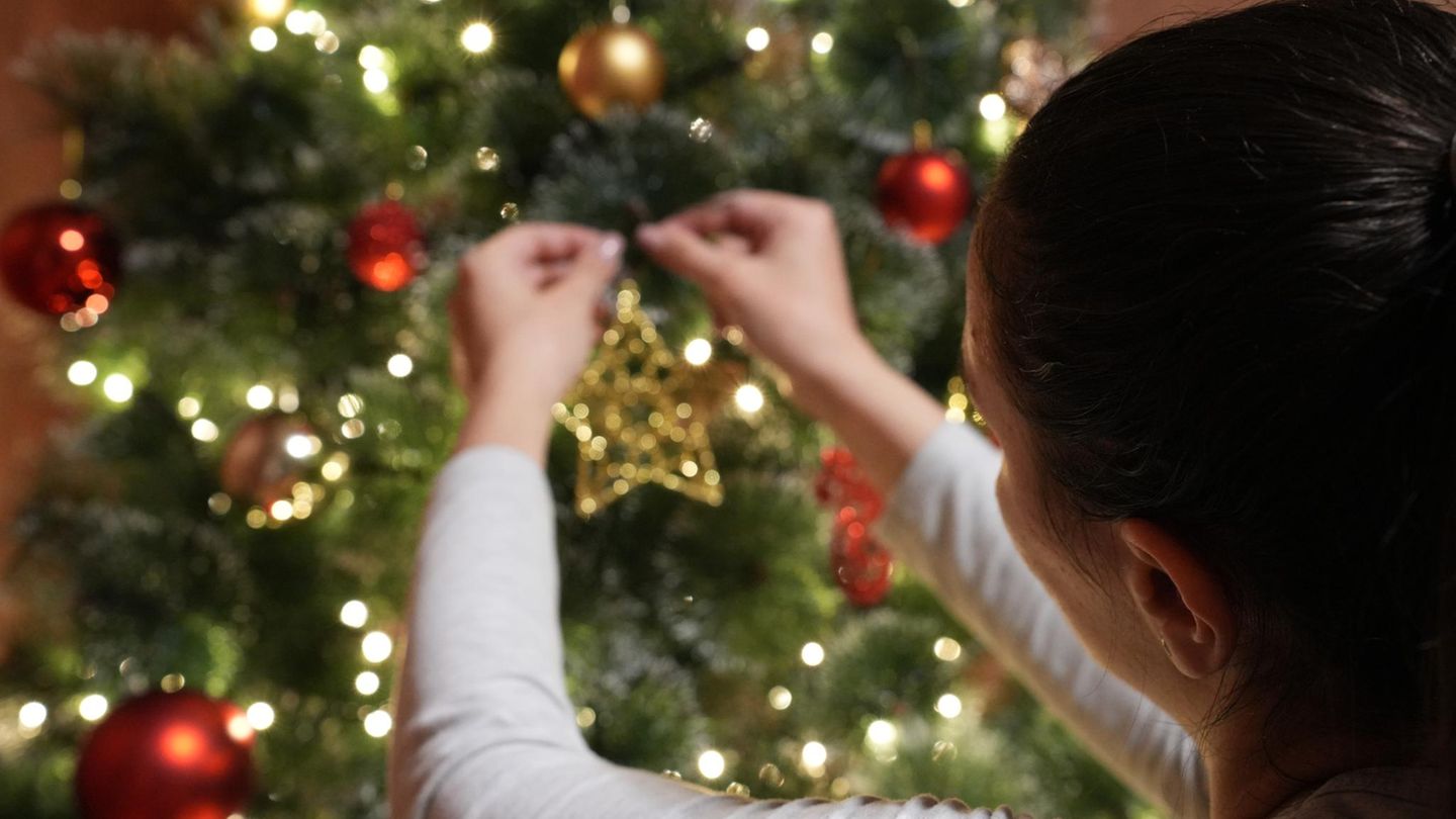 frau-weihnachtsbaum-1830120771