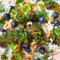 geroesteter-brokkoli-mit-zitronen-feta-creme-und-walnuessen-bild-69