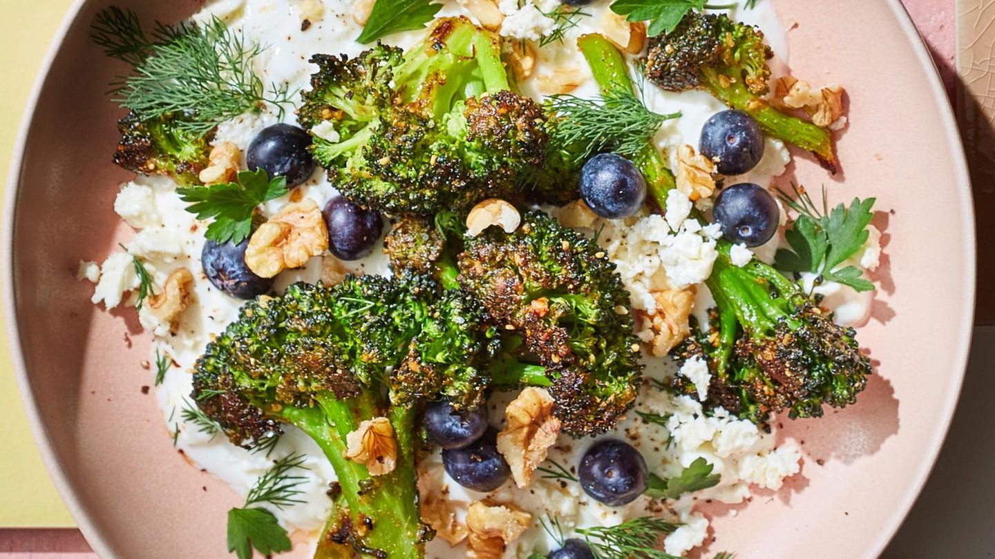 geroesteter-brokkoli-mit-zitronen-feta-creme-und-walnuessen-bild