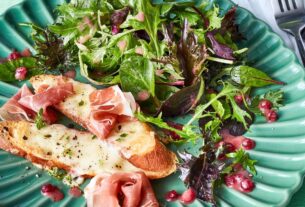 kaese-crostini-mit-parmaschinken-und-babyleaf-salat-bild