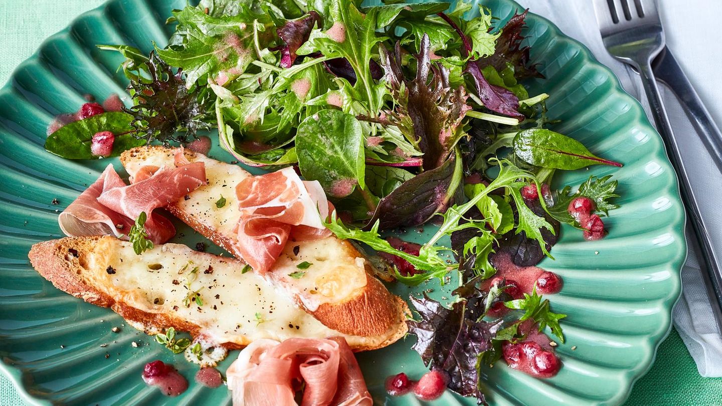 kaese-crostini-mit-parmaschinken-und-babyleaf-salat-bild