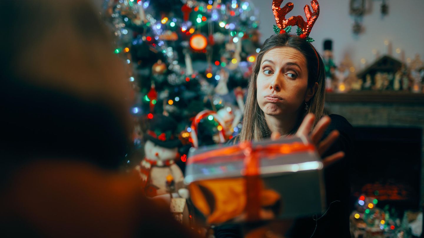 laut-etikette-expertin-die-drei-unhoeflichsten-dinge-die-man-als-gast-machen-kann