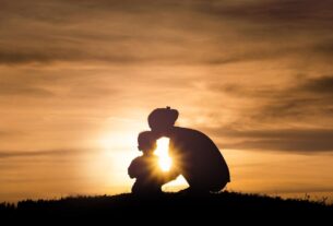 mutter-kind-sonnenuntergang-136633669