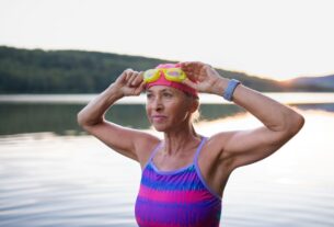 oma-lachen-schaukel-234438270