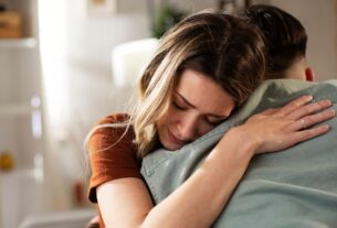 paar-frau-traurig-428144771