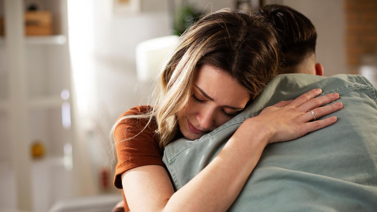 paar-frau-traurig-428144771