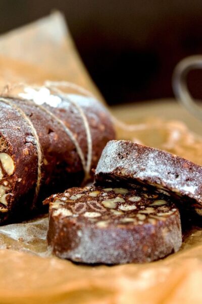 praline-rolle-mit-ingwer-und-pekannuessen-adobestock-311086667-evgeniia-biriukova