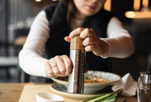 psychologie-5-charakterzuege-die-es-ueber-dich-verraet-wenn-du-dein-essen-salzt-bevor-du-probierst