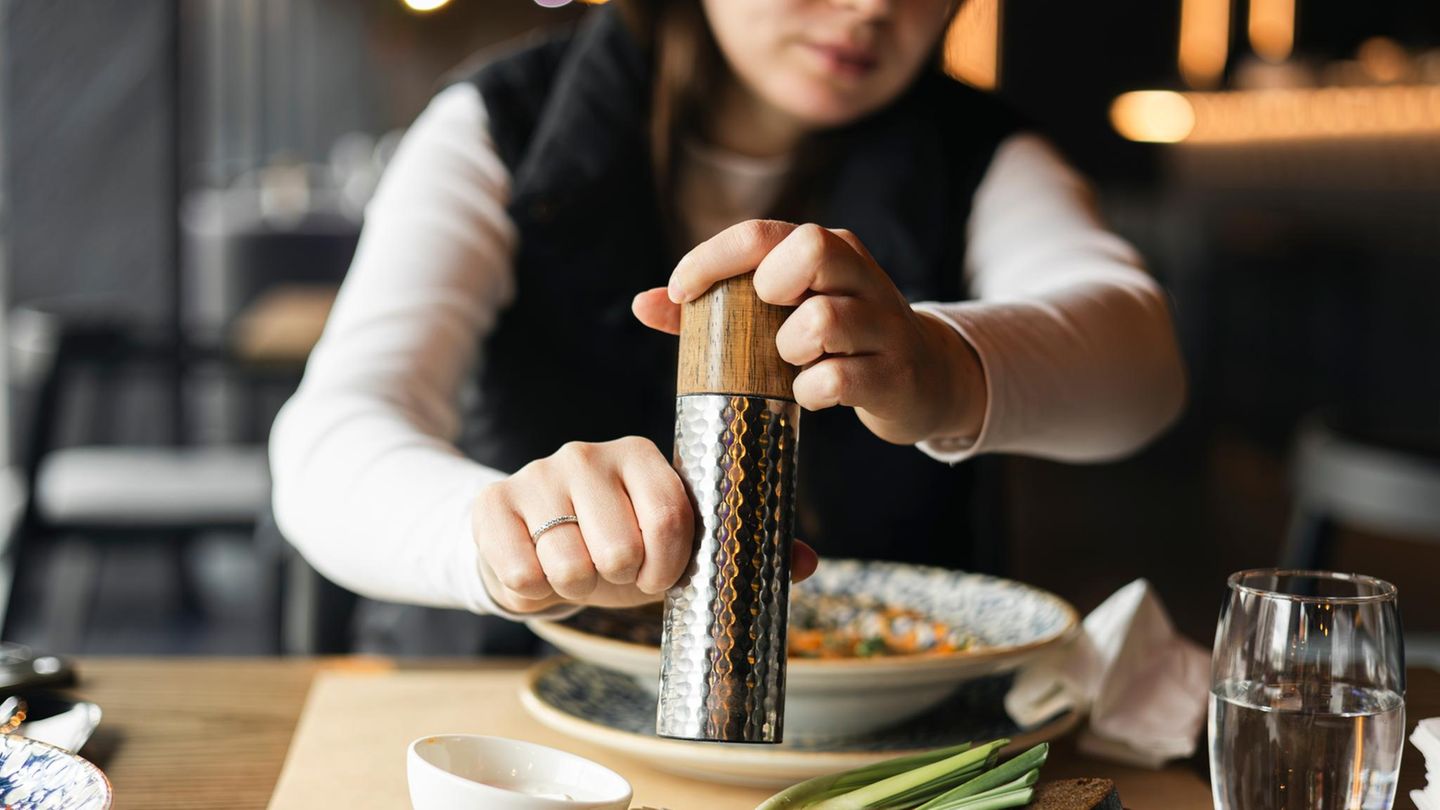 psychologie-5-charakterzuege-die-es-ueber-dich-verraet-wenn-du-dein-essen-salzt-bevor-du-probierst