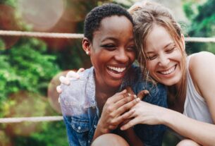 zwei-frauen-benjamin-franklin-effekt-gefallen-moegen