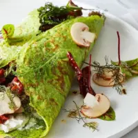 kraeuter-palatschinken-mit-feta-creme-und-wildkraeutersalat-16