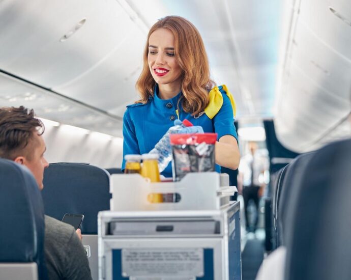 Laut Flugbegleiterin: Diese 3 Gesten von Passagieren sind nett gemeint, aber unerwünscht