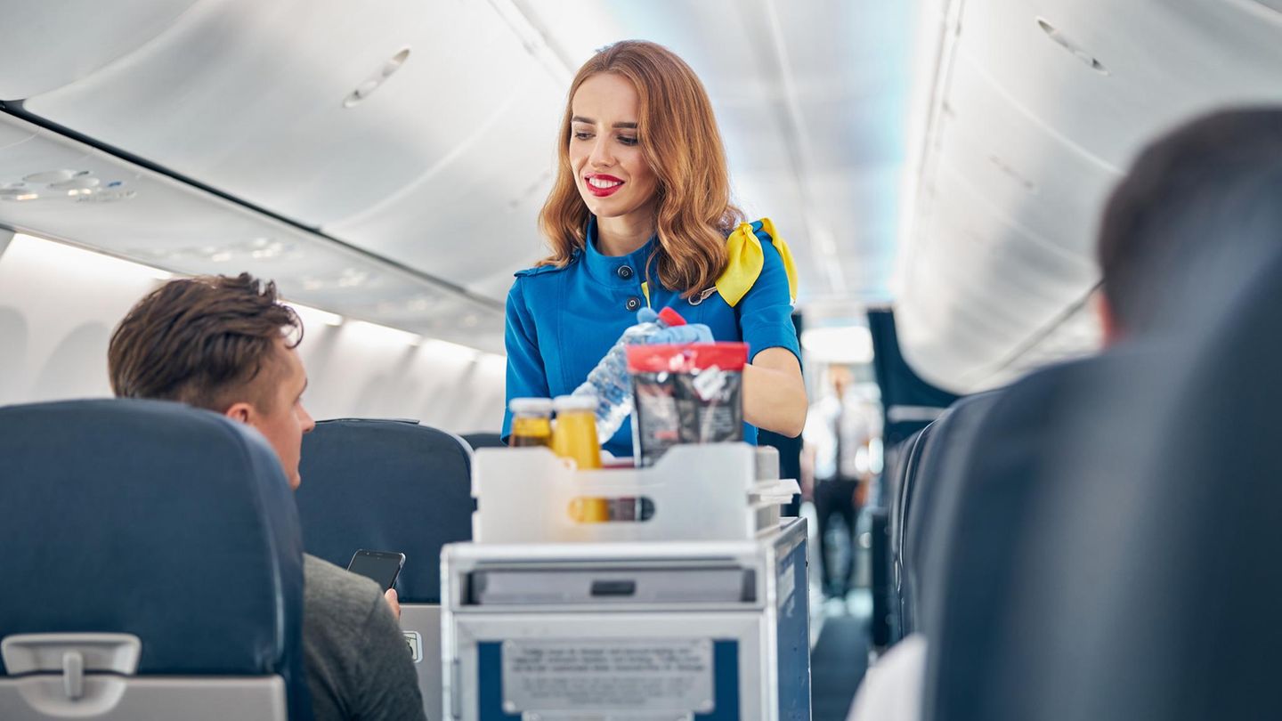 Laut Flugbegleiterin: Diese 3 Gesten von Passagieren sind nett gemeint, aber unerwünscht