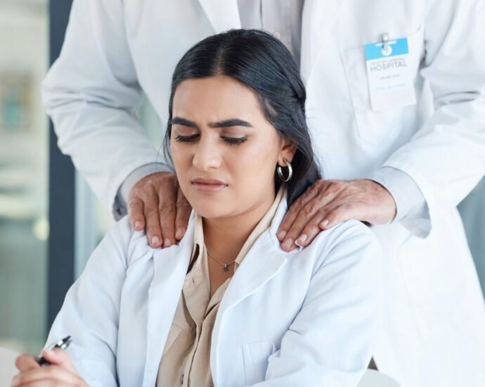 Klinikärztin über Machtmissbrauch: "Tätscheln und zweideutige Witze gehören leider zum Alltag"