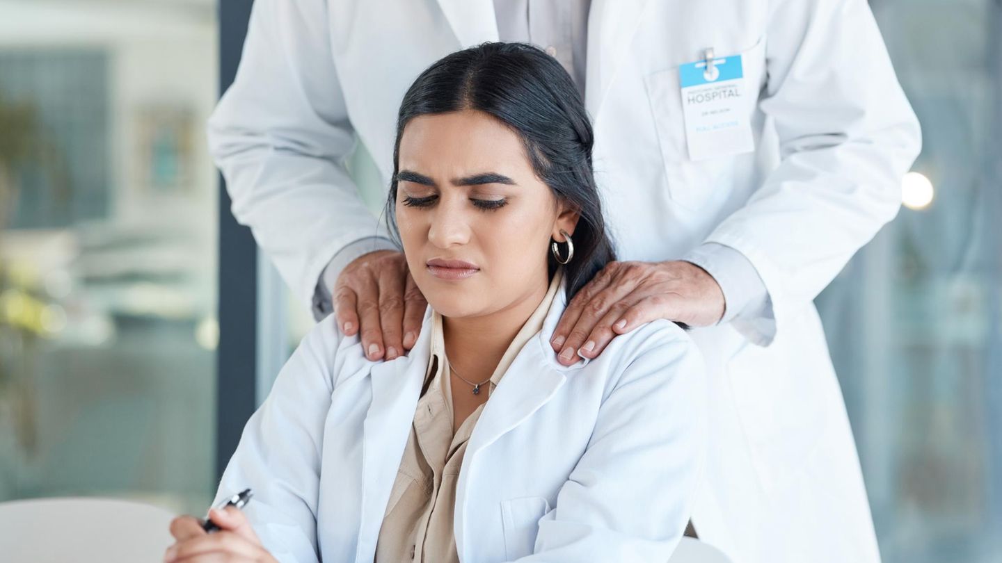 Klinikärztin über Machtmissbrauch: "Tätscheln und zweideutige Witze gehören leider zum Alltag"