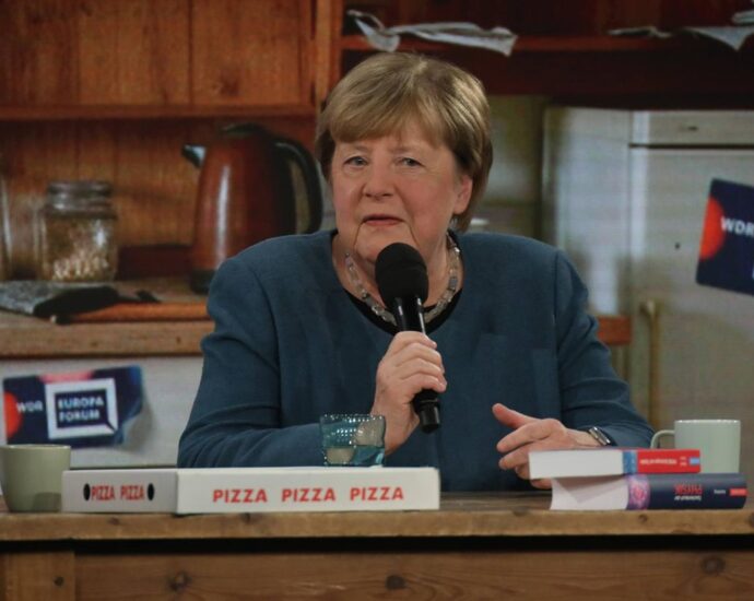 "Angie, wir vermissen dich": Warum vermissen gerade alle Altkanzlerin Angela Merkel?