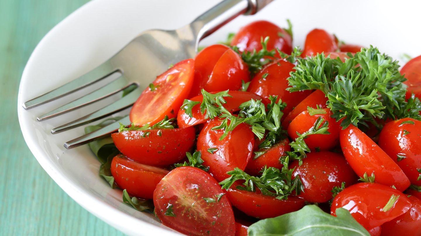 Grill-Rezept: Das ist der laut Chefkoch beste Tomatensalat für den Sommer
