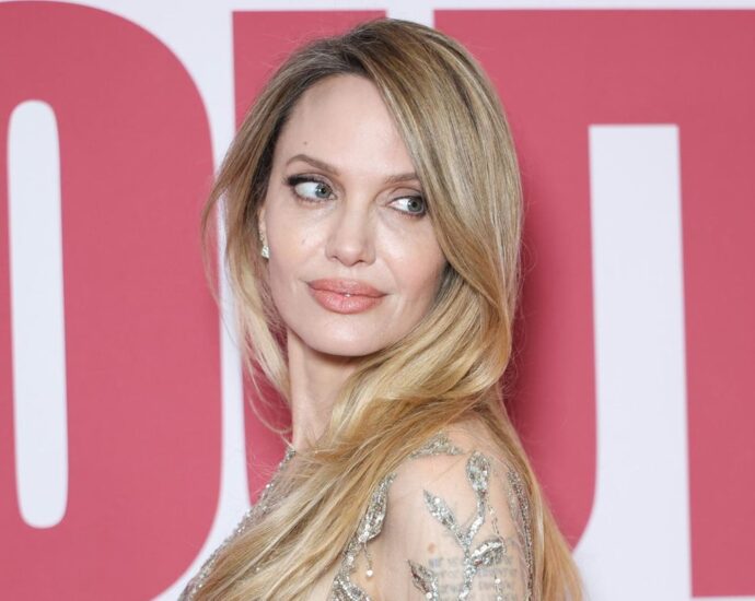 Angelina Jolie : "Ich fühle mich jetzt wie eine ältere Frau und nehme es an"