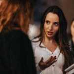Psychologie: 3 Tipps, wie du jedes unangenehme Gespräch perfekt meisterst