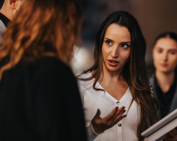 Psychologie: 3 Tipps, wie du jedes unangenehme Gespräch perfekt meisterst