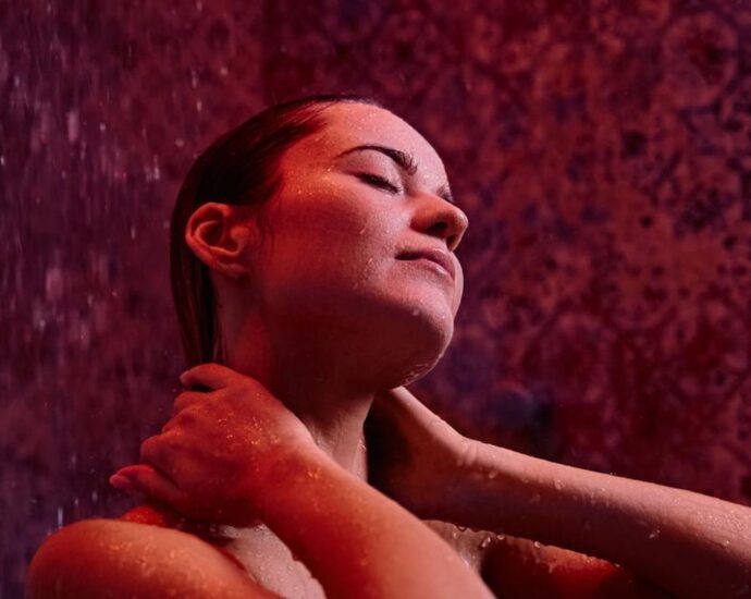 Warm duschen, Licht runter: Was "Dark Showering" wirklich kann