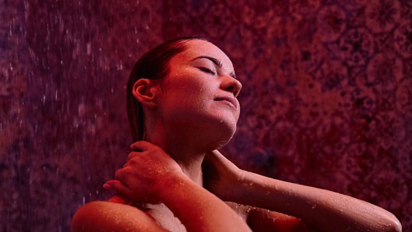 Warm duschen, Licht runter: Was "Dark Showering" wirklich kann