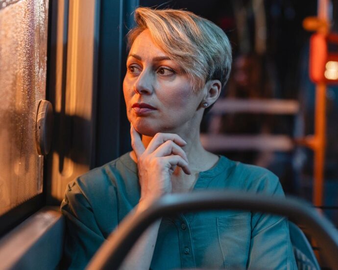 Psychologie: 3 Anzeichen, dass du die Außenseiterin in deinem Freundeskreis bist