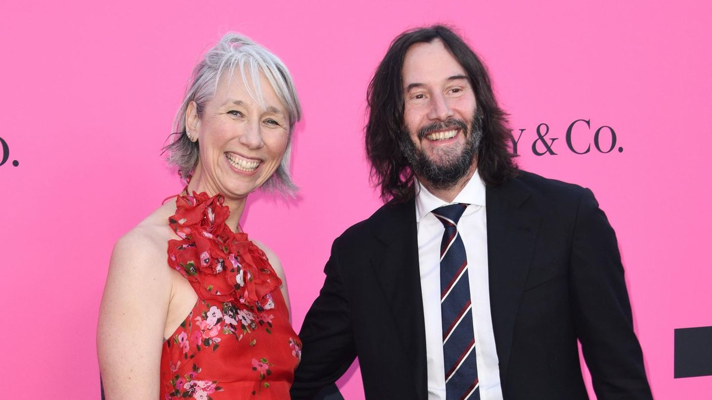 Keanu Reeves & Alexandra Grant : Du hältst sie für älter als ihn? Was das über dich aussagt