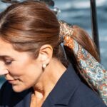Königin Mary und Co.: Das Satintuch wird zum Sommer-Haartrend der Royals