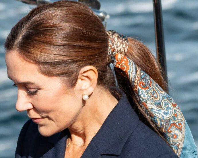 Königin Mary und Co.: Das Satintuch wird zum Sommer-Haartrend der Royals