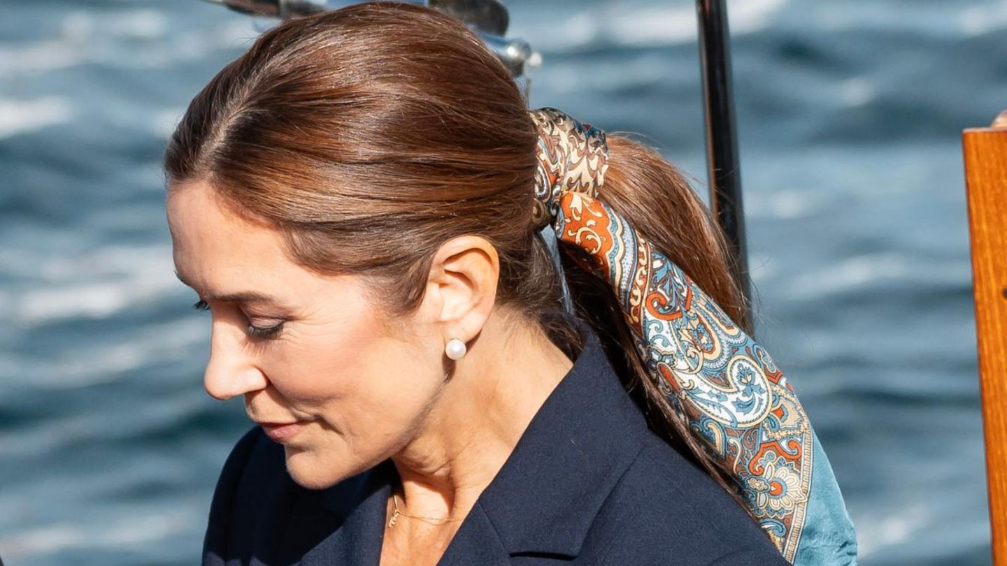 Königin Mary und Co.: Das Satintuch wird zum Sommer-Haartrend der Royals