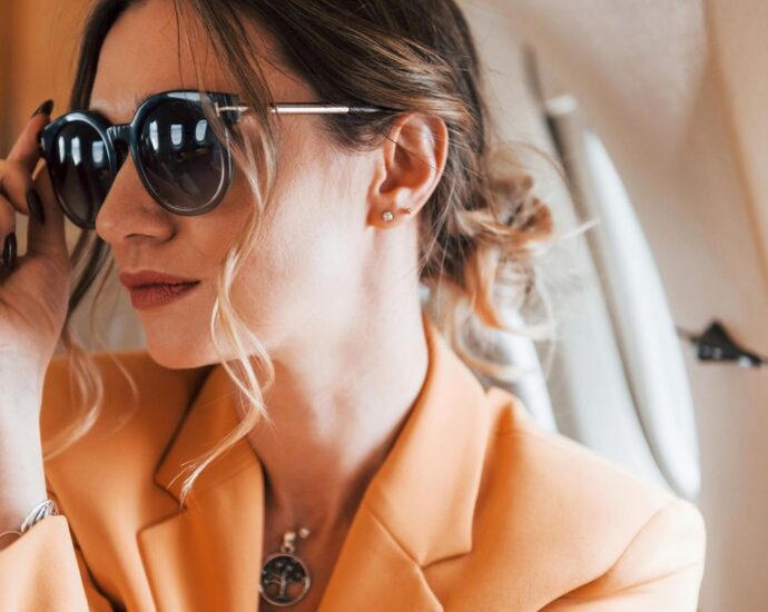 Laut Flugbegleiterin: Darum solltest du immer eine Sonnenbrille im Flugzeug tragen