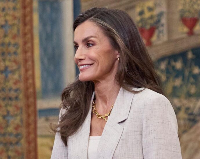 Königin Letizia: Dank dieses Stoff-Geheimnisses kann sie selbst im Sommer Anzug tragen